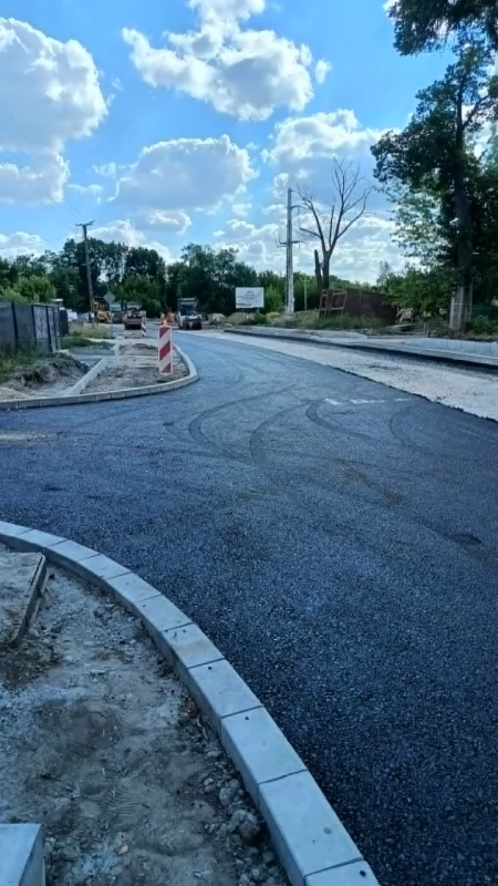 Kluczowe poprawki na Alei 600-lecia. Nowe przejście i ścieżka do kościoła, ale co z niszczejącymi schodami?
