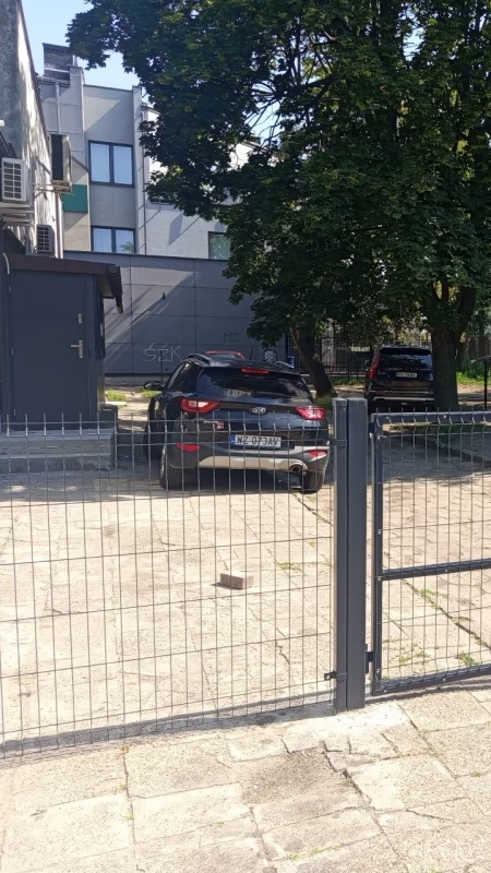 Koniec parkowania na skwerze - śladem naszych interwencji