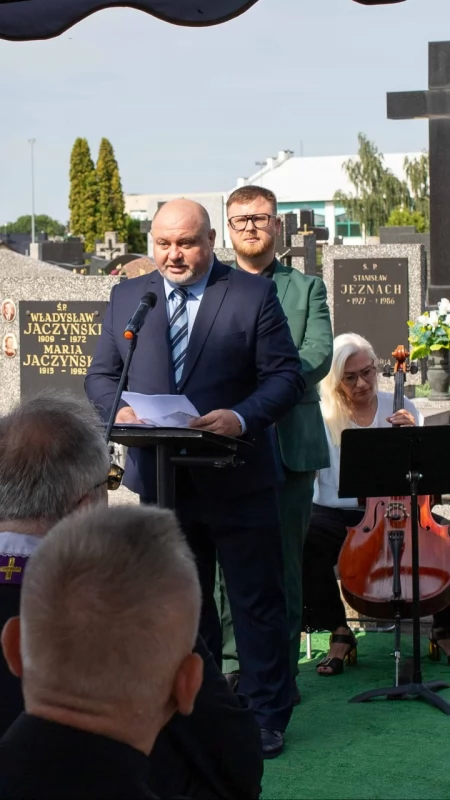 Pierwszy prezes Bzury Chodaków upamiętniony. Poświęcono nagrobek Stanisława Poznańskiego