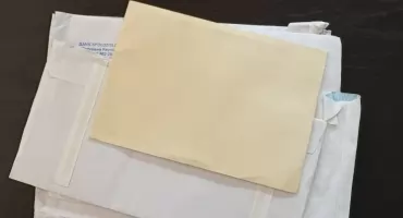 Uważaj na „listonosza” – oszuści mają nową metodę i znów uderzają w seniorów 