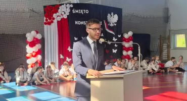 Uroczysty apel z okazji rocznicy Konstytucji 3 Maja w Szkole Podstawowej w Rybnie