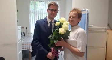 Wójt Gminy Rybno Damian Jaworski z wizytą w Ośrodku Zdrowia z okazji Międzynarodowego Dnia Pielęgniarek i Położnych