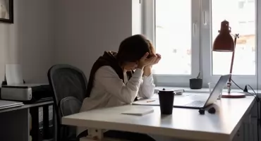 Stres i wypalenie zawodowe: 7 technik zarządzania emocjami, których nie uczą na kursach