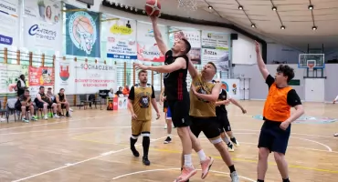 Rysie Sochaczew triumfują na turnieju koszykówki 5x5 w MOSiR