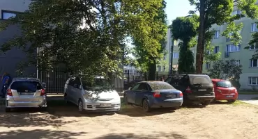 Problem z parkowaniem w centrum Sochaczewa - parkują nawet na skwerze