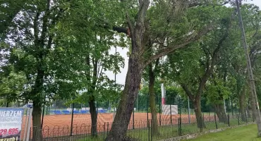 Niedbalstwo urzędników może zniszczyć sochaczewskie korty