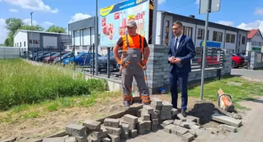 Trwa montaż nowej wiaty przystankowej w Rybnie