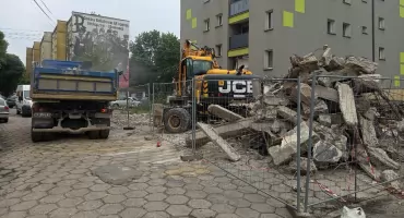 Koniec pewnej sochaczewskiej historii - kultowy budynek na Senatorskiej zrównany z ziemią