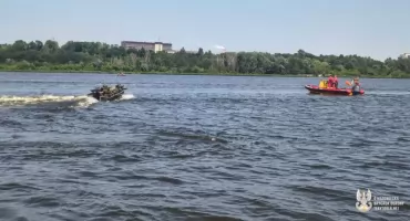Taktyczne działania na łodziach saperskich. Terytorialsi z Pomiechówka przeprawiali się przez Wisłę  