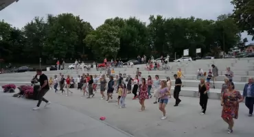 Tańce z całego świata – wakacyjne wieczory pełne muzyki i pasji na sochaczewskim Podzamczu
