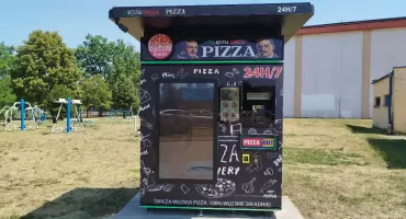 Automat z pizzą stanął na terenie MOSiR w Sochaczewie. Gorąca pizza dostępna przez całą dobę