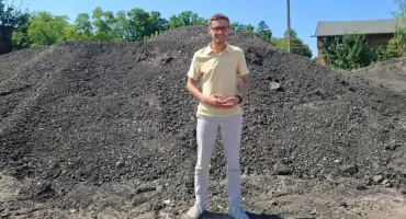 Gmina Rybno inwestuje w drogi. Dotarło 900 ton destruktu i realizowane są kolejne zadania drogowe 