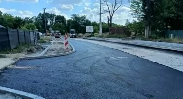 Kluczowe poprawki na Alei 600-lecia. Nowe przejście i ścieżka do kościoła, ale co z niszczejącymi schodami?