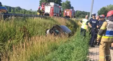 Wylądował w rowie - wypadek na DK92 w Starym Dębsku